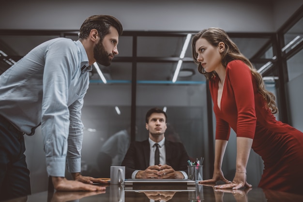 Photo man and woman yelling at each other