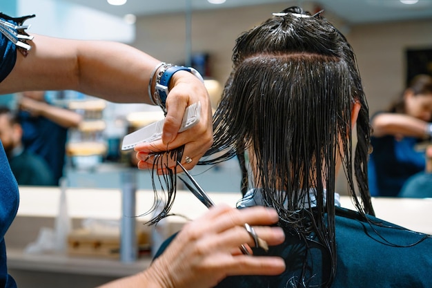 Foto man wordt geknipt in de salon.