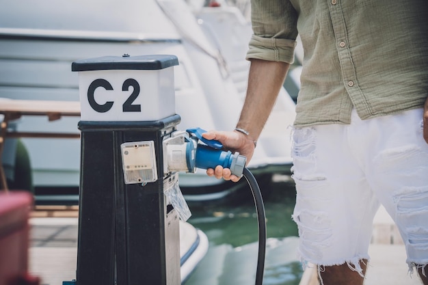 Man wordt geladen jacht van de krachtcentrale in de jachthaven