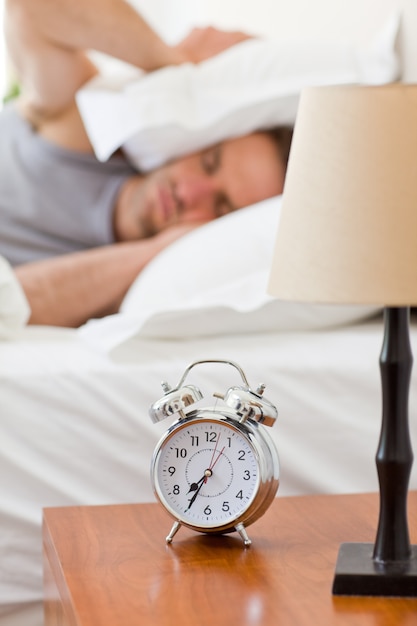 Man wordt wakker in zijn bed