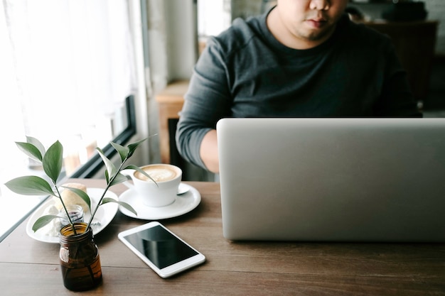 Photo the man work in coffee shop