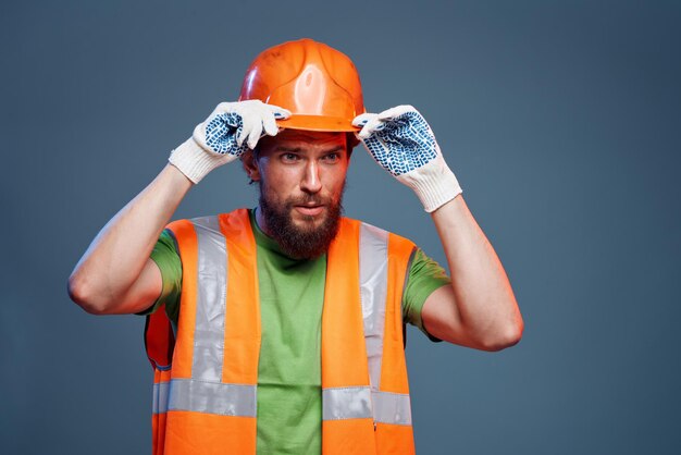 Photo a man in a work uniform is a construction engineer industry professional orange hard hat high quality photo