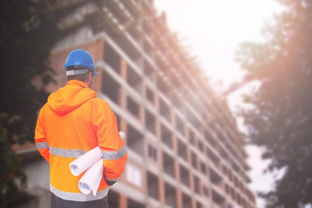 Photo man working against orange sky