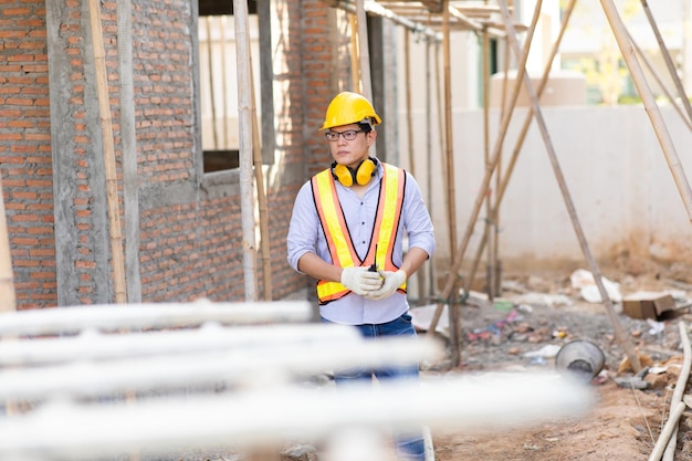 写真 建設現場で働く男性