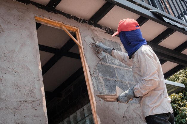 写真 建設現場で働く男性