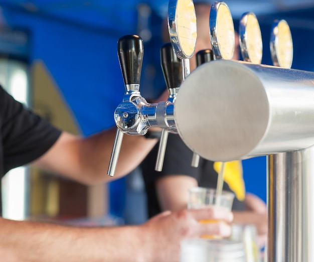 Photo man working at bar