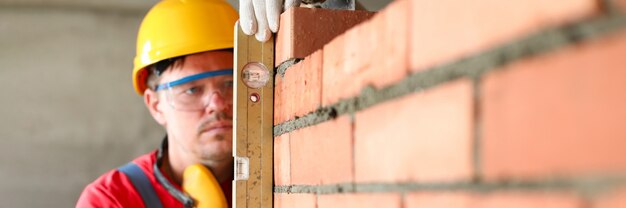 Uomo che lavora al ritratto dell'edificio