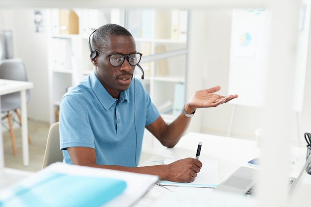 Uomo che lavora in un call center