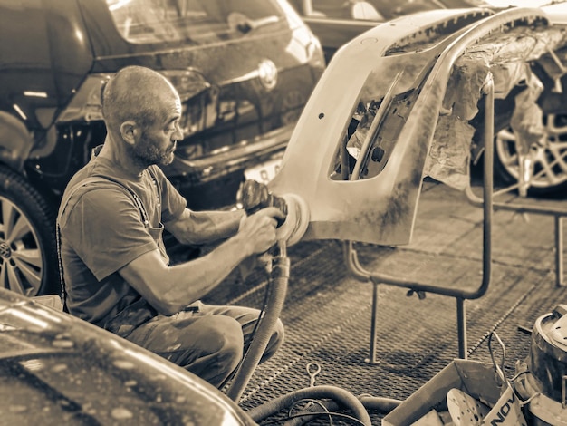 Photo man working in car