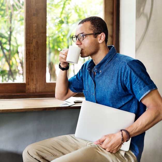 Concetto di lavoro del caffè della caffetteria dell'uomo