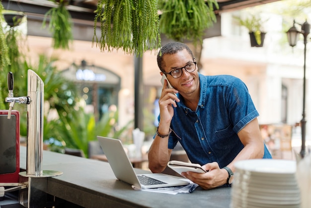 Concetto di lavoro del caffè della caffetteria dell'uomo