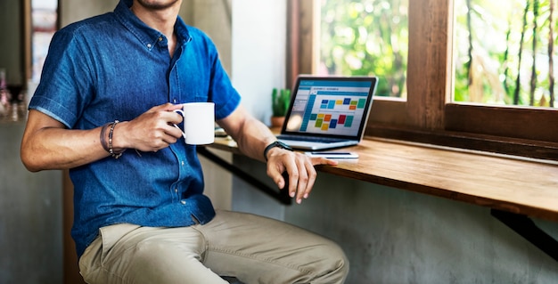 Concetto di collegamento del computer portatile di lavoro della caffetteria dell'uomo