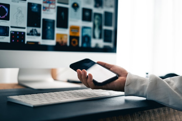 Uomo che lavora alla scrivania del computer in ufficio a casa