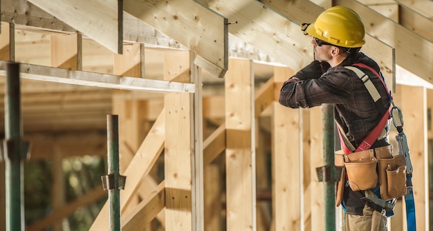 Foto uomo che lavora sul cantiere