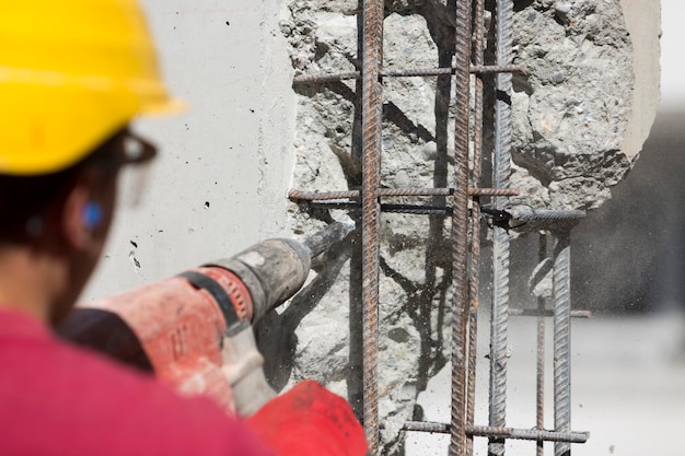 Foto uomo che lavora in un cantiere