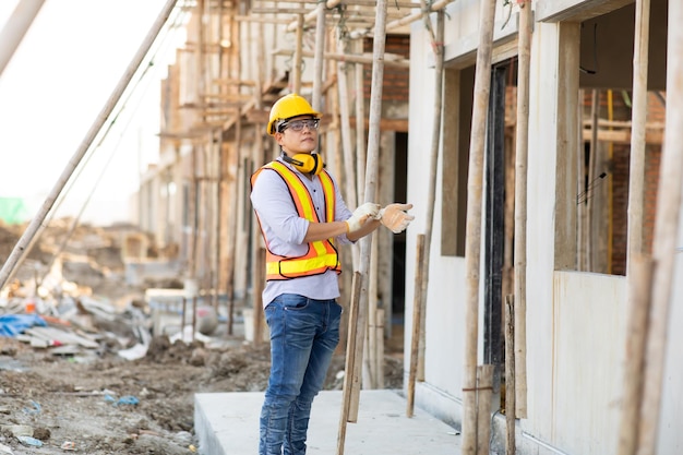 Foto uomo che lavora sul cantiere