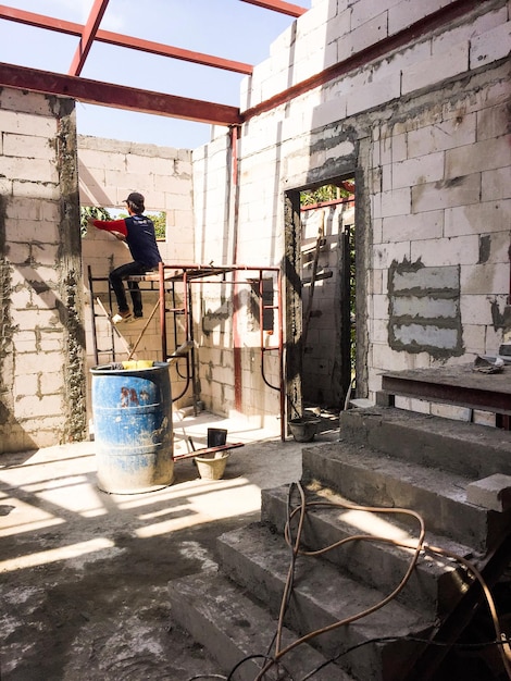 Foto uomo che lavora sul cantiere