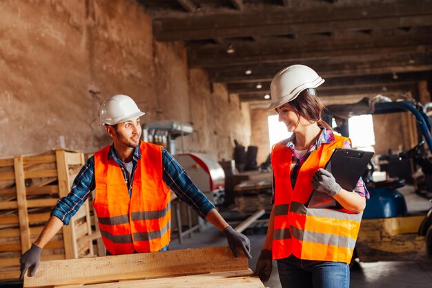 Foto uomo che lavora sul cantiere