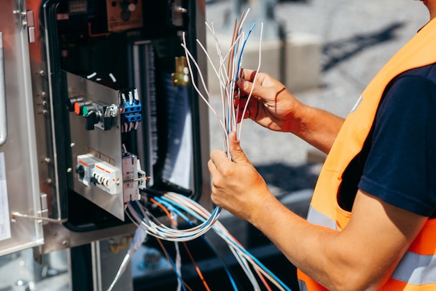 Foto un uomo che lavora su una scatola elettrica