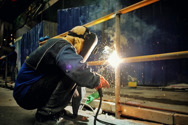 Foto uomo che lavora in fabbrica