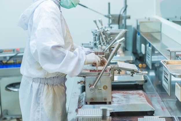 Photo man working in factory