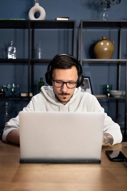 Photo man working from home at desk with laptop