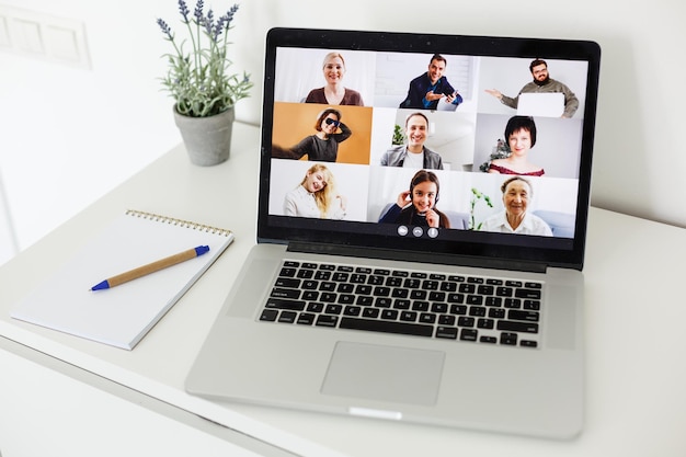 Foto uomo che lavora da casa con videoconferenza di gruppo online sul laptop