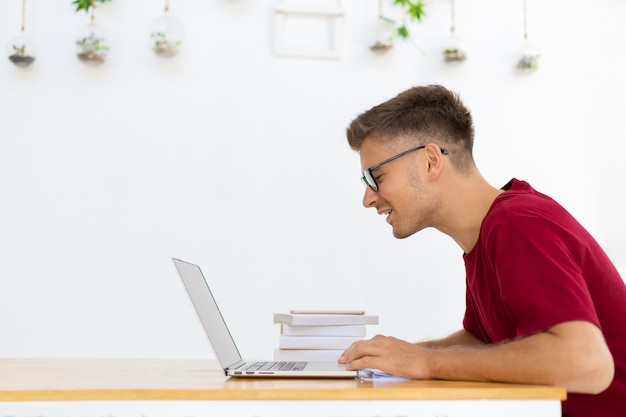 Photo man working from home in modern white room