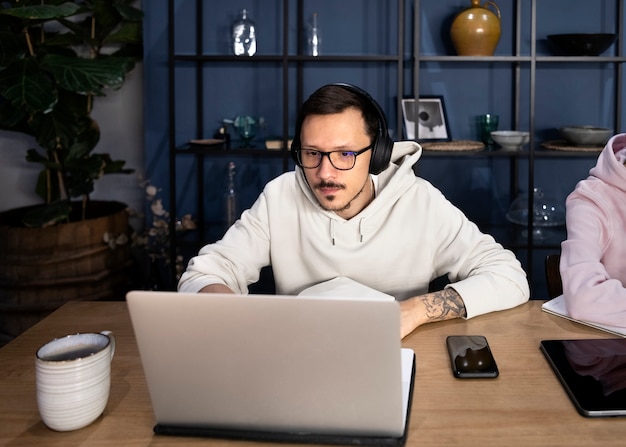 Фото Человек, работающий из дома на ноутбуке