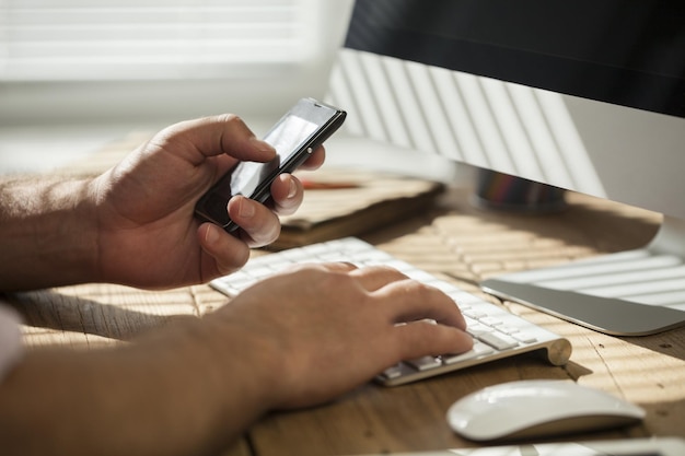 Photo man working from home using smart phone