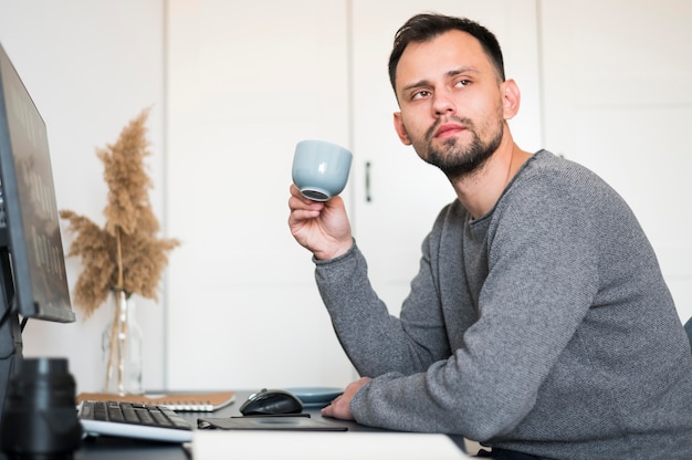 Photo man working from home