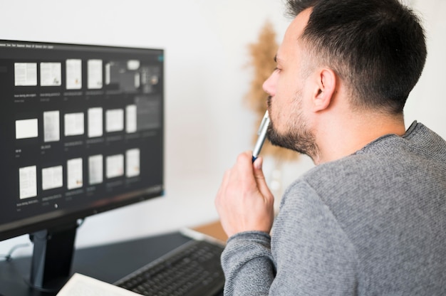 Photo man working from home