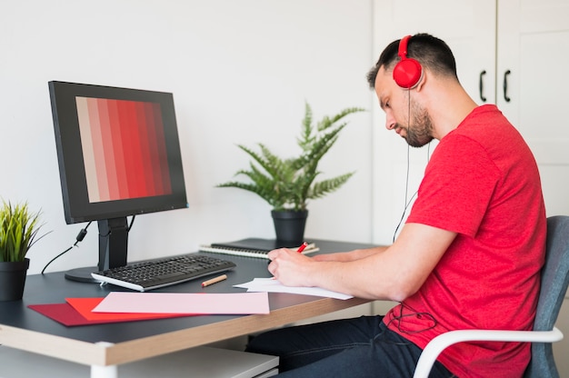 Photo man working from home