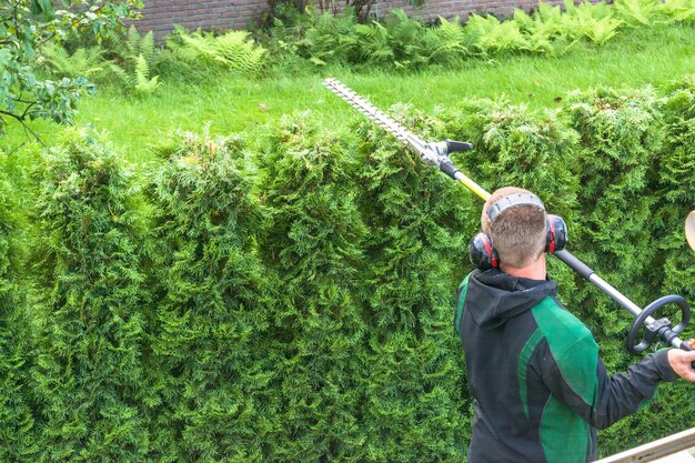 Photo man working on grass in yard