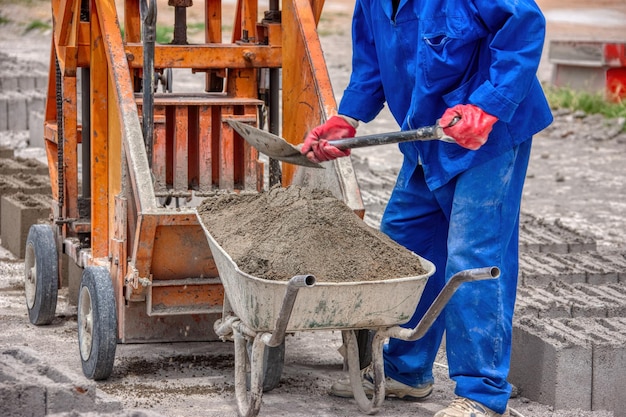 Photo man working on ground