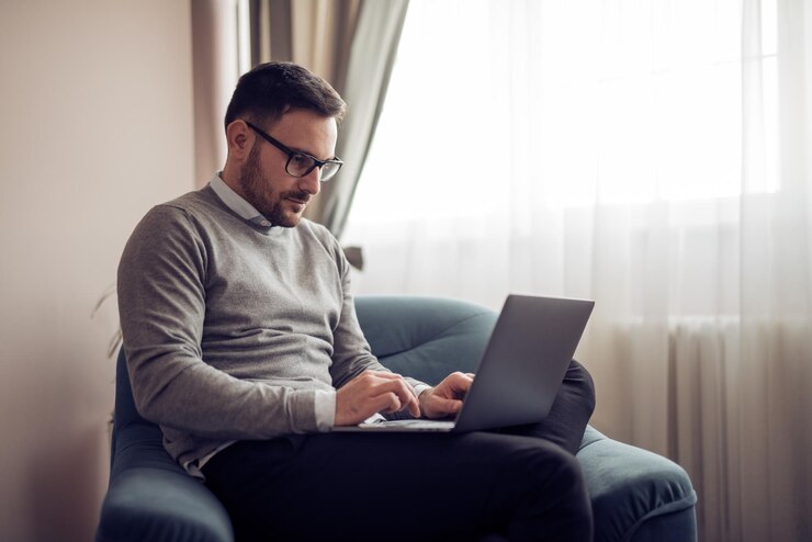 Photo man working at home on laptop