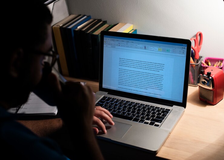 Photo man working in a home office with a laptop