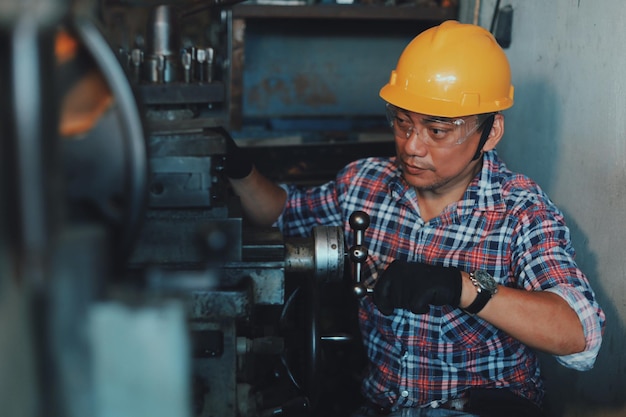 写真 機械で働く人間