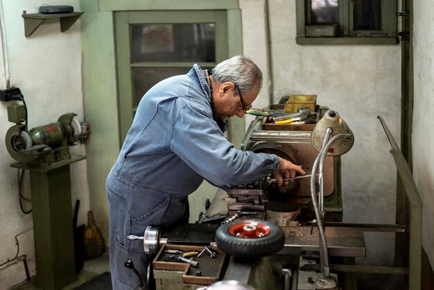 Foto uomo che lavora in un'officina industriale