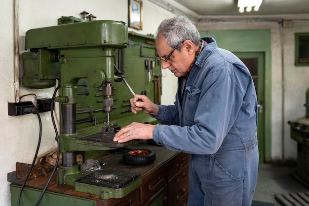 Uomo che lavora in un'officina industriale