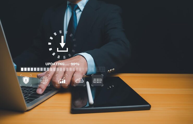 Photo 人工工作和安装更新过程安装应用程序和软件更新过程现代化用户设备固件或操作系统更新开发者发布新版本 安全性提高