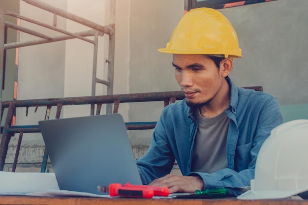 Photo man working on laptop