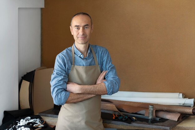 Foto uomo che lavora in un laboratorio di pelletteria