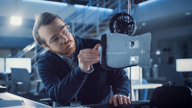 某社製の機械で作業する男性。