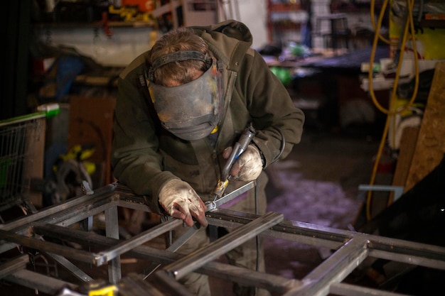 Photo man working on metal in factory