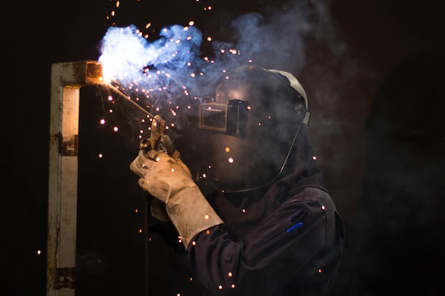 Photo man working on metal in workshop