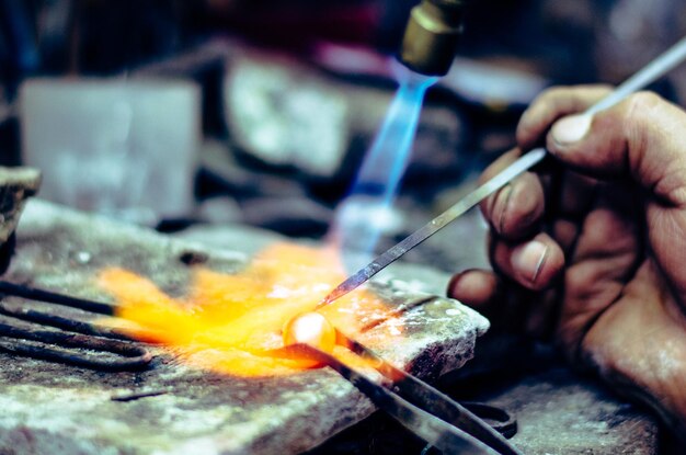 Photo man working on metal