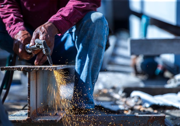 Photo man working on metal