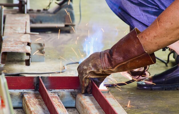 Photo man working on metal