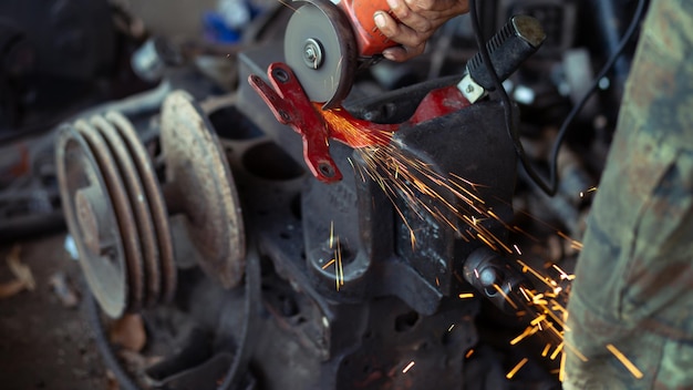 Photo man working on metal